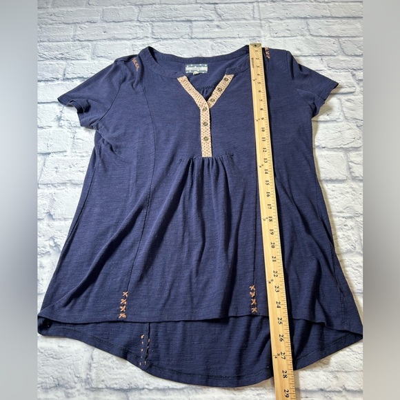 Comme Toi Navy V Neck Short Sleeve Top w/Tan Accents. Size Medium. - Picture 7 of 9